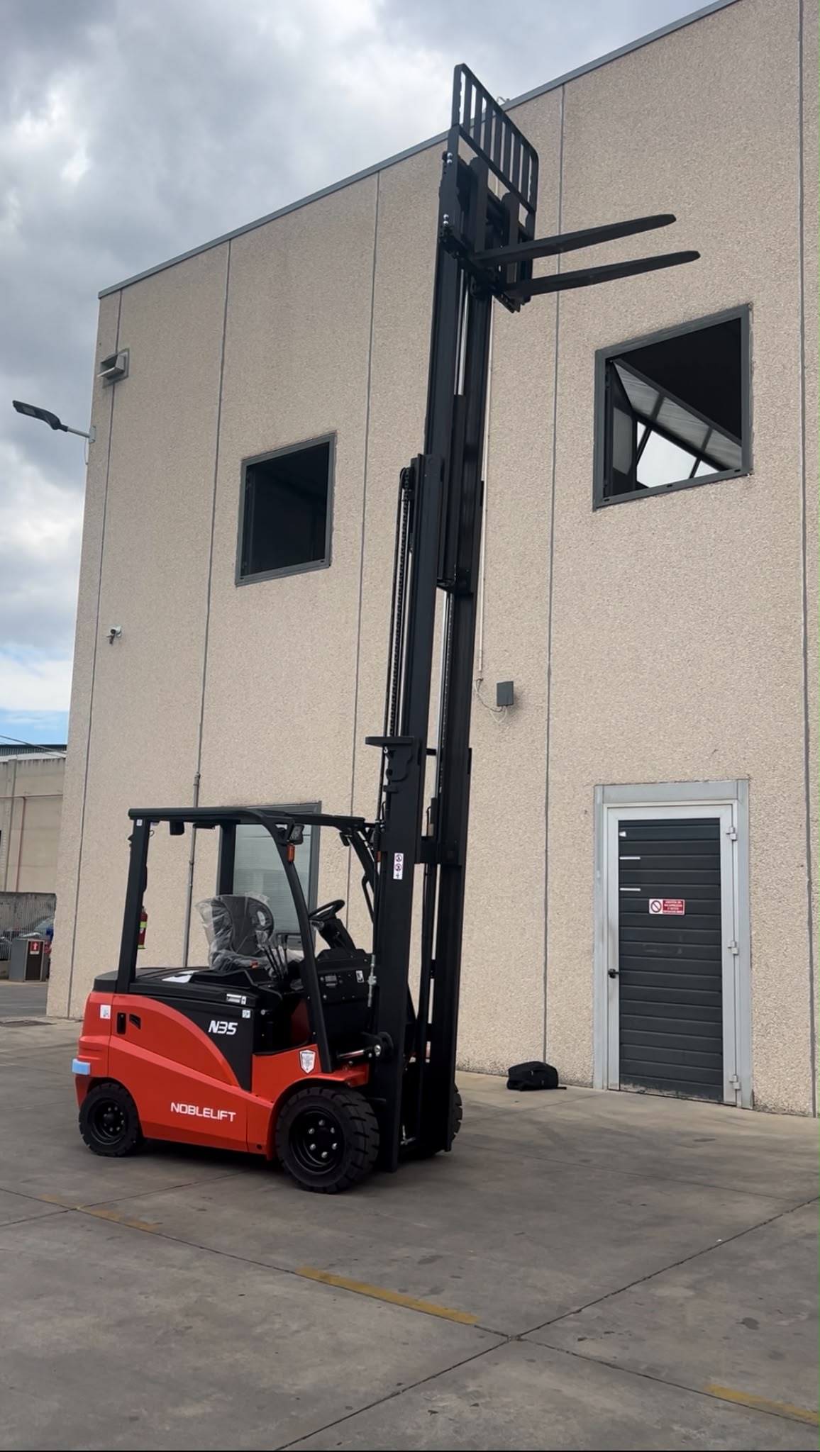 Frontale Noblelift all’esterno con l’intero montante esteso visibile.