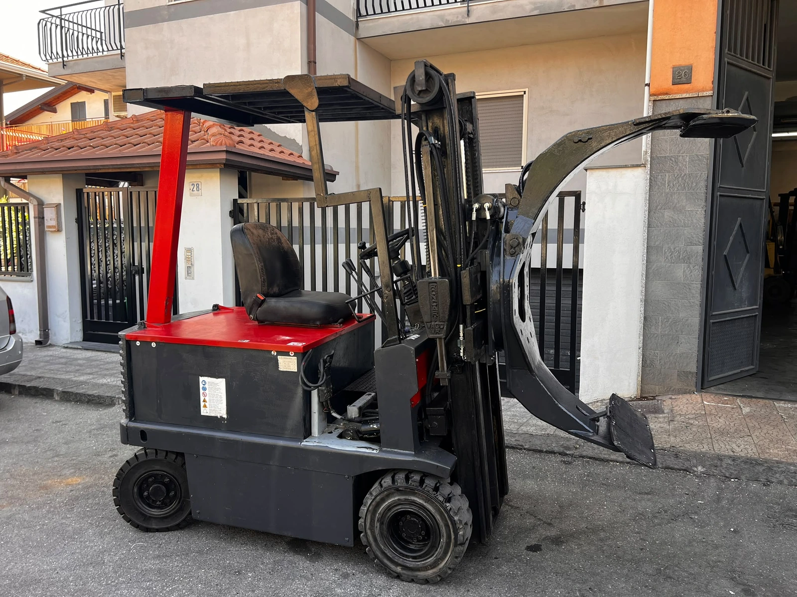 Carrello elevatore con pinza, fotografia fornita da CARRELSERVICE.