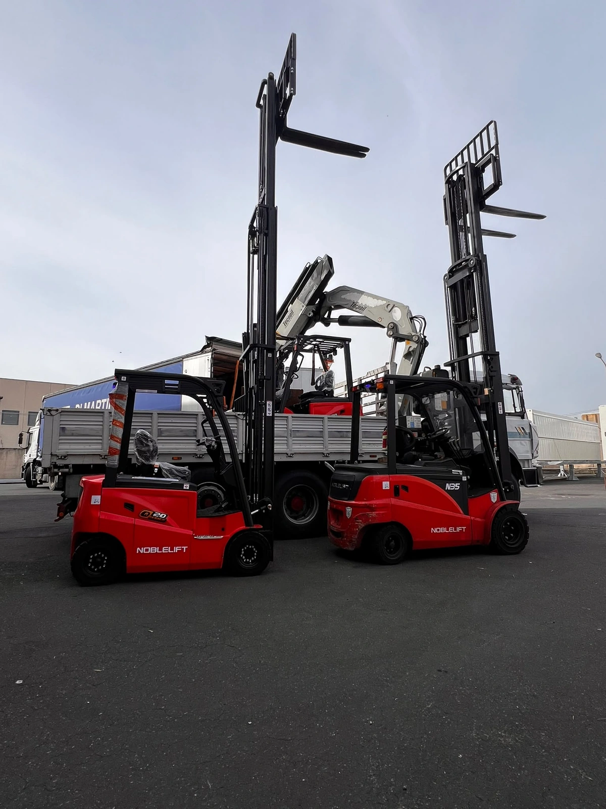 Due frontali Noblelift all’esterno con i montanti sollevati.
